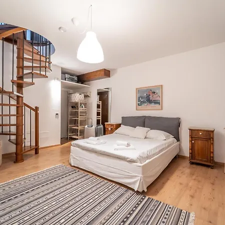 Guesthost - Cozy Two Floors Flat