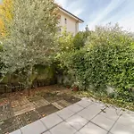 Guesthost - Cozy Two Floors Flat