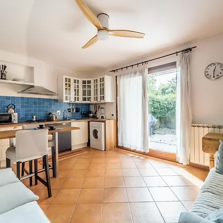 Guesthost - Cozy Two Floors Flat Apartment