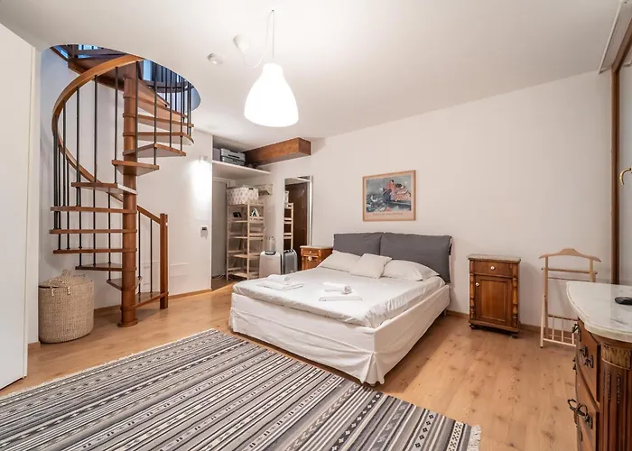 Guesthost - Cozy Two Floors Flat